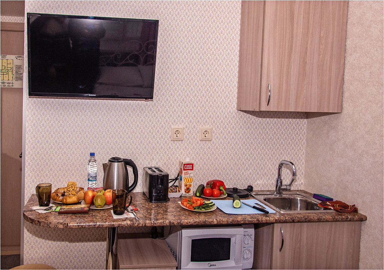 Мини-кухня с продуктами в семейном номере №4