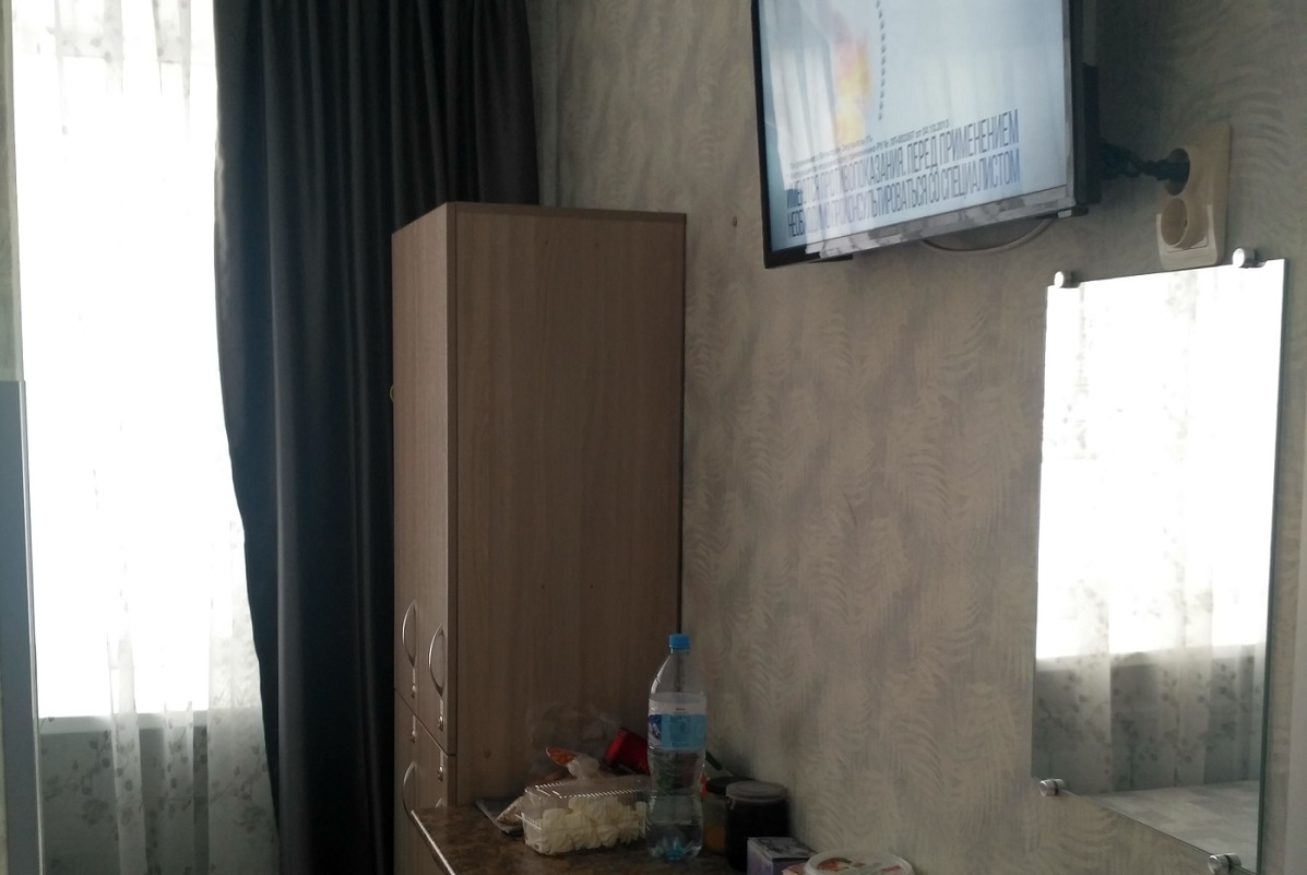ЖК-телевизор, стол и шкаф для вещей